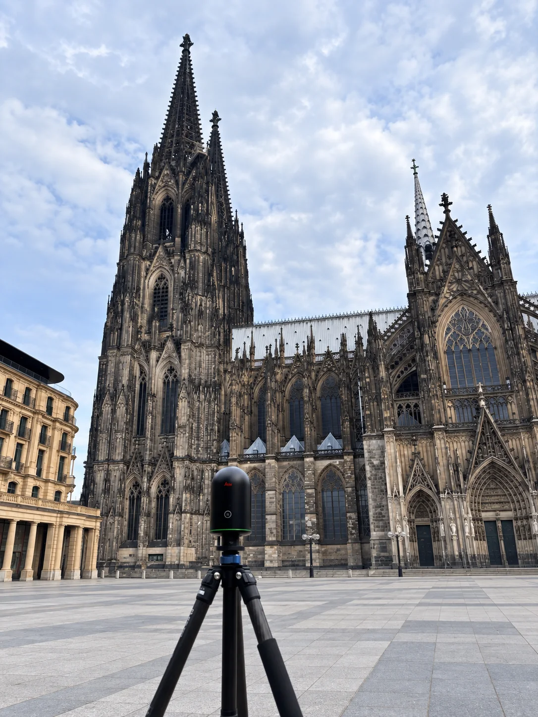 Leica-Laserscanner auf Stativ vor dem Kölner Dom