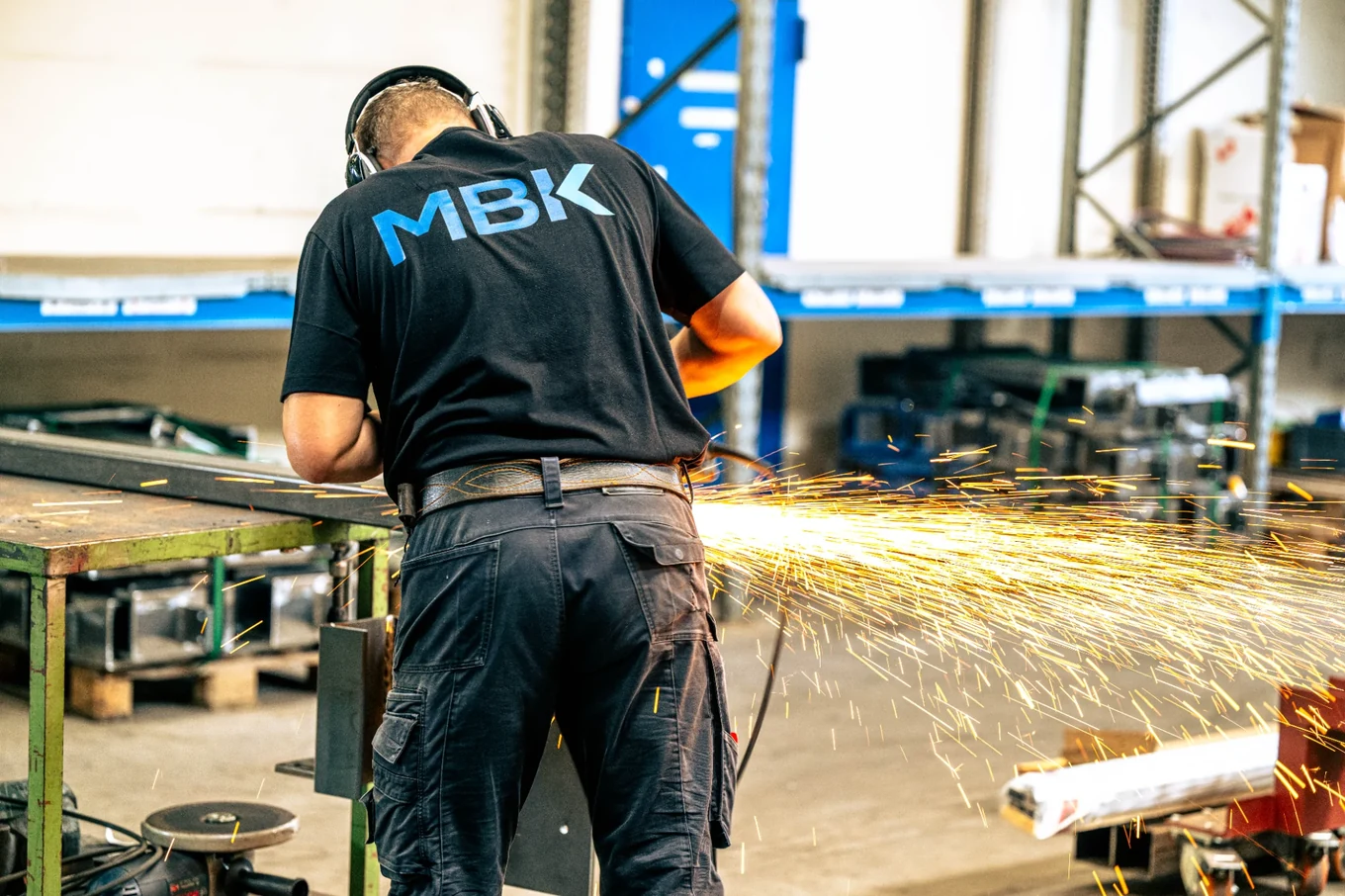 Metallbauer der MBK Metallbau Köln GmbH beim Schleifen eines Stahlprofils